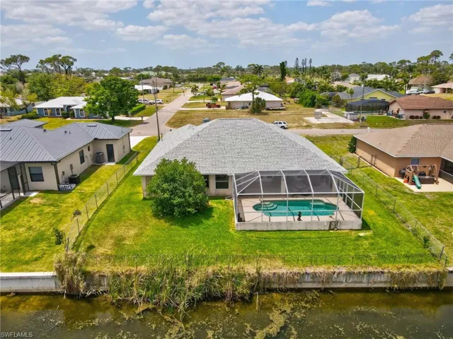 Bird's eye view featuring a residential view and a water view