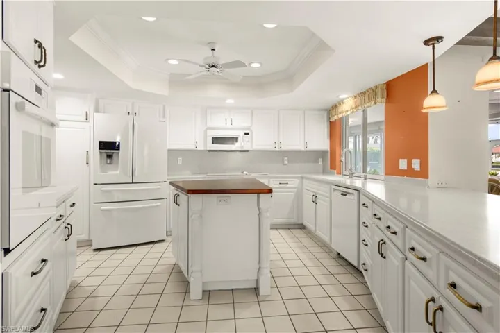 Island prep area and breakfast bar