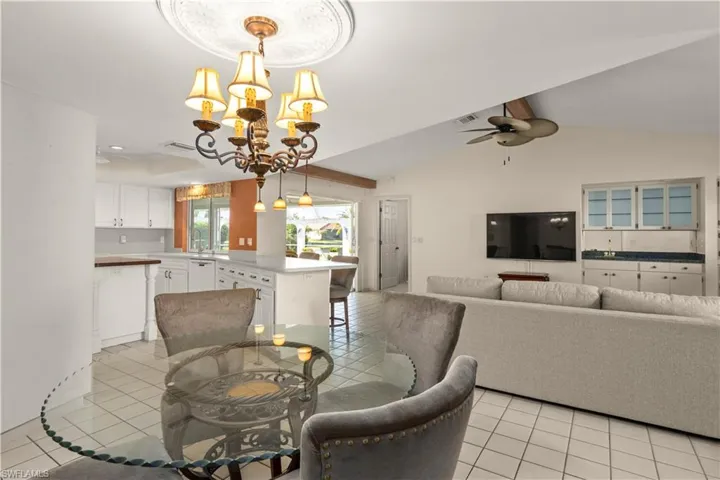 Casual dining in open floor paln