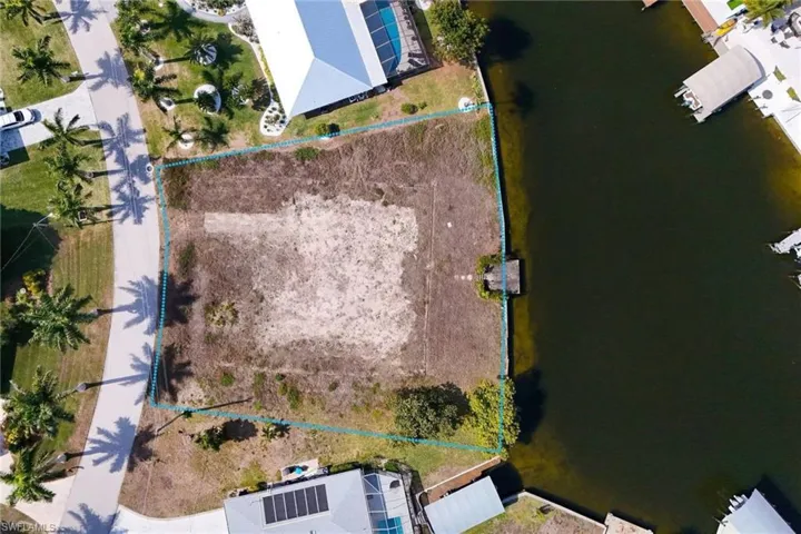147 ft of waterfront. room for all of our boating toys !