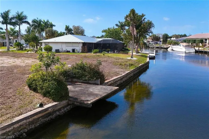 with over 140 ft of waterfront moor your Nor-tech and Boston whaler and have space for kayaks and jet skis