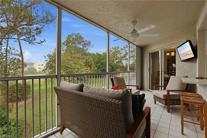 Sunroom / solarium with ceiling fan