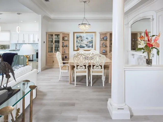 Notice the GORGEOUS crown molding.