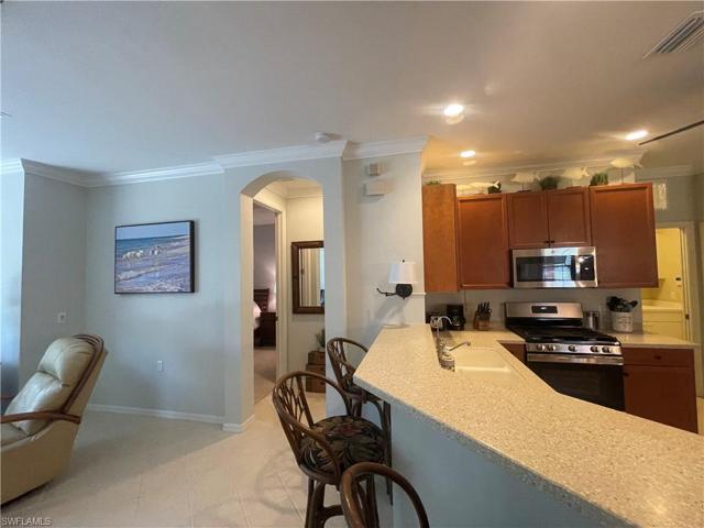 Breakfast bar to kitchen