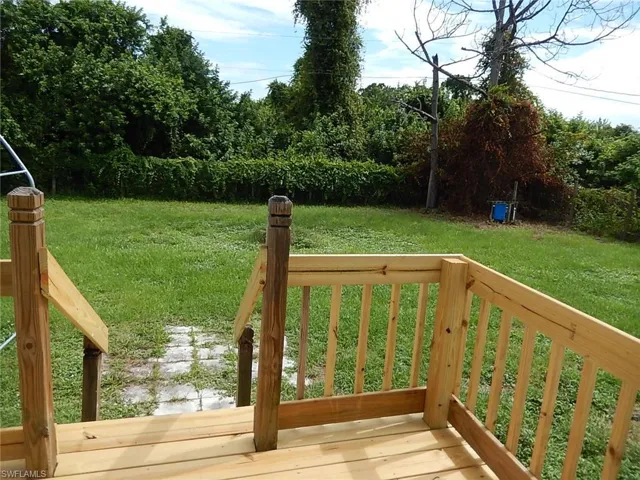 View of grassy yard
