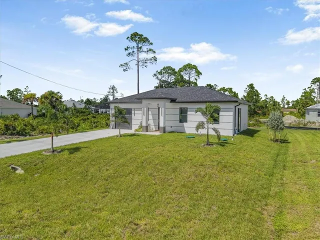 View of front of home featuring a front lawn and driveway