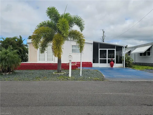 Manufactured / mobile home with a sunroom