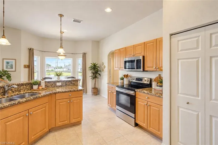 927 28th Ter, Cape Coral, Florida 33914