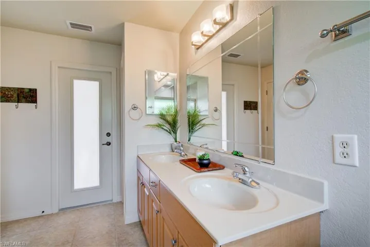 927 28th Ter, Cape Coral, Florida 33914