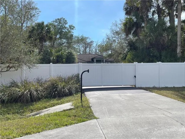 PRIVATE ENTRANCE, NEW WHITE FENCE AND SLIDING GATE