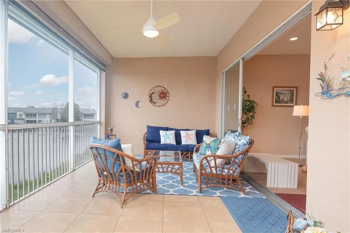 Sunroom / solarium with ceiling fan