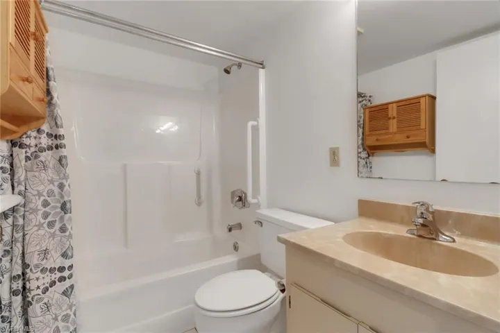 2121  Collier  AVE, Fort Myers, FL 33901