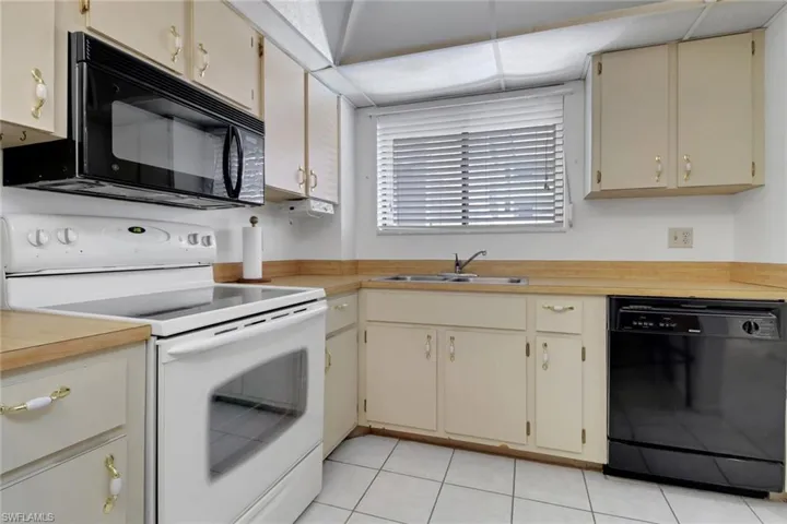 2121  Collier  AVE, Fort Myers, FL 33901