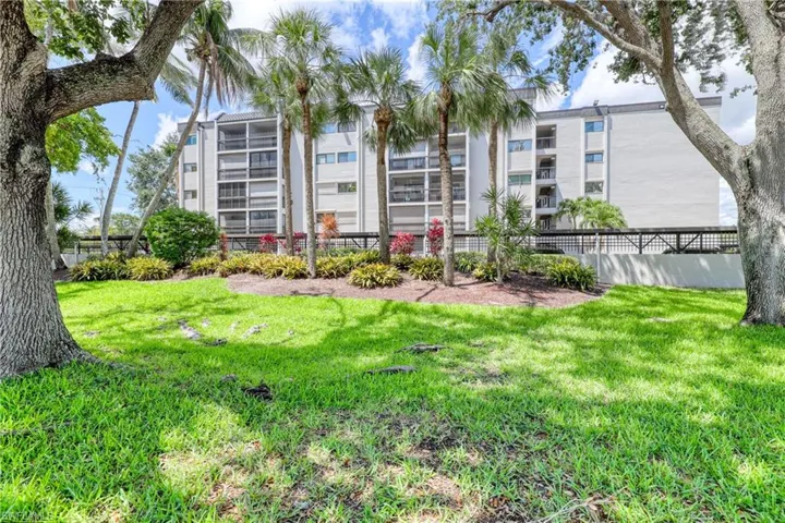 2121  Collier  AVE, Fort Myers, FL 33901