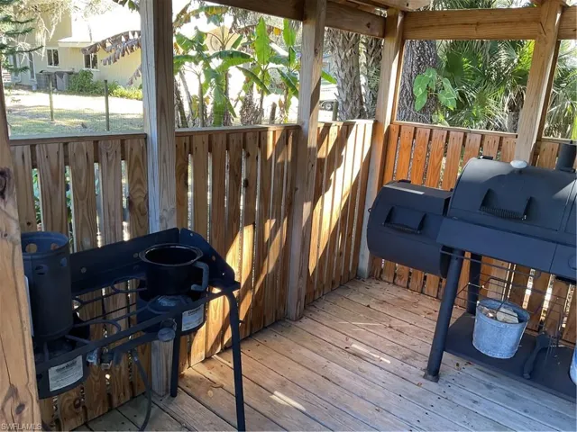 Grilling equipment, Grill, Smoker, Burner, Conveys with sale.