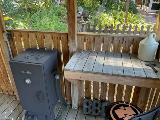 Grilling equipment, Grill, Smoker, Burner, Conveys with sale.