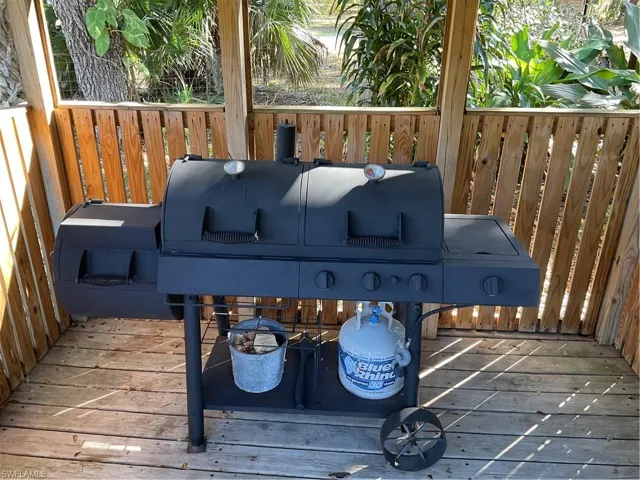 Grilling equipment, Grill, Smoker, Burner, Conveys with sale.