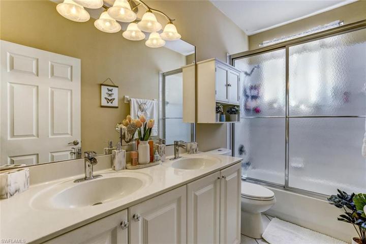 Upstairs 2nd Bathroom