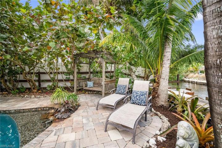 97  Shores  AVE, Naples, FL 34110