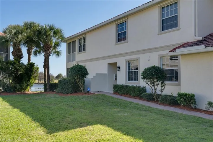 View of front of home featuring a front yard and stucco siding