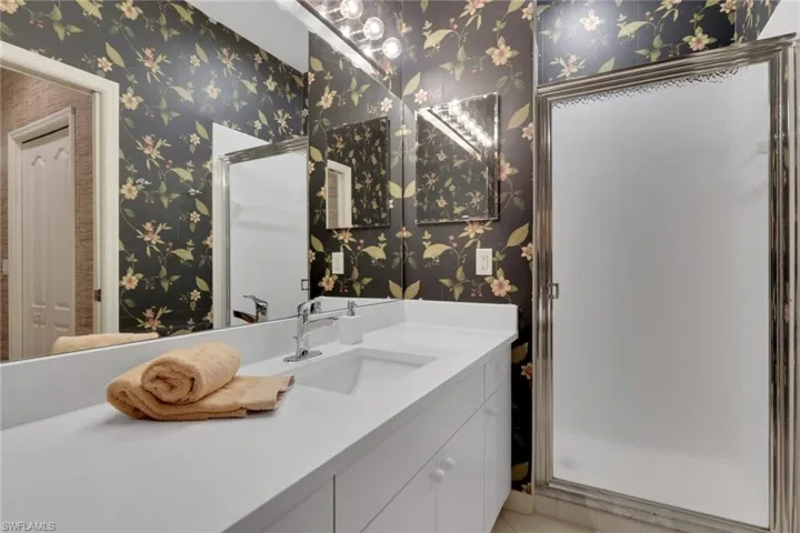 Wall paper is gorgeous
