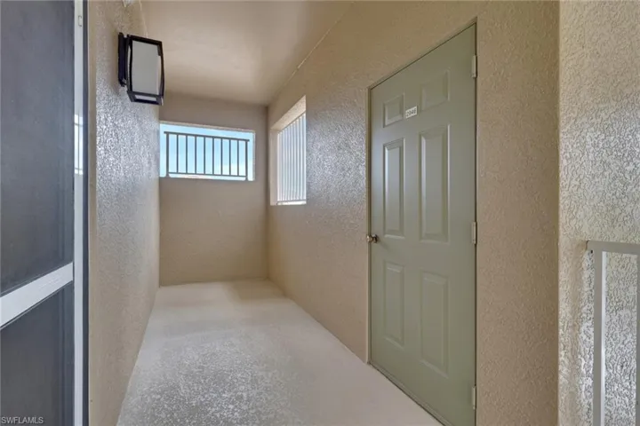 End unit, large storage unit