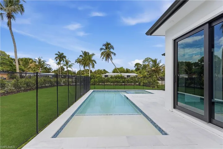 2200 11th St N, Naples, Florida 34103