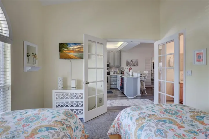 Decorator's dream! Superb, Spectacular. It's time your northern friends show up.