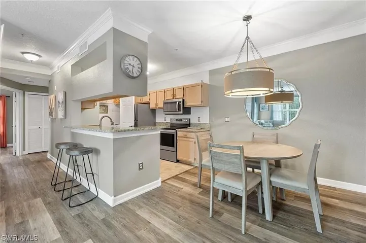 Dining Area & Kitchen