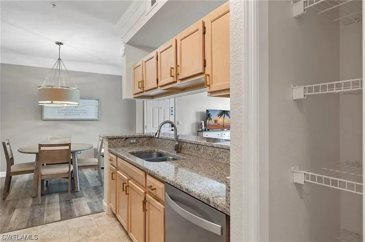 Kitchen w/ Pantry