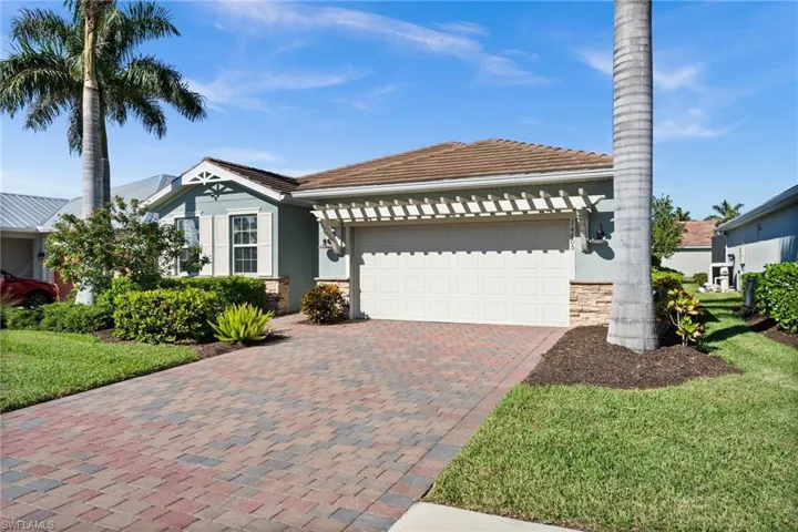 View of front of home featuring a front lawn and a garage