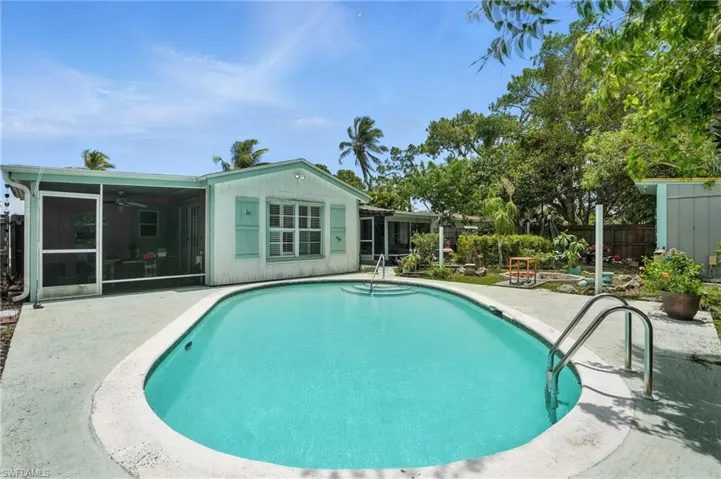 4011  Coconut S CIR, Naples, FL 34104