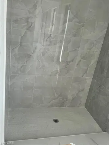 Bathroom featuring a tile shower