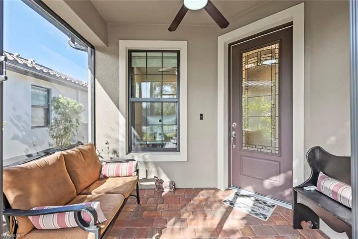 Screened-in front lanai