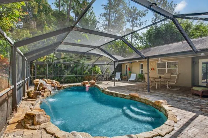 Outdoor pool with Fountains