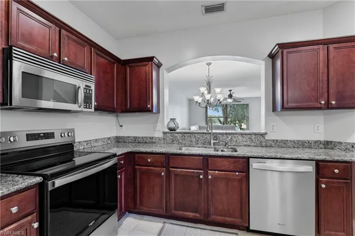Kitchen w. new Stainless appliances