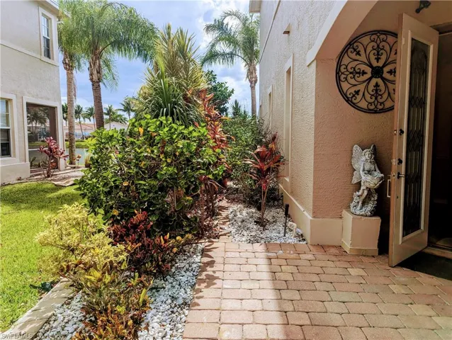 Front sidewalk with pavers