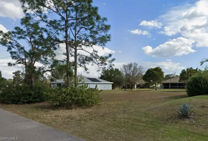 View of grassy yard