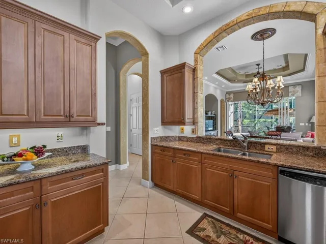5757  Mango  CIR, Naples, FL 34110