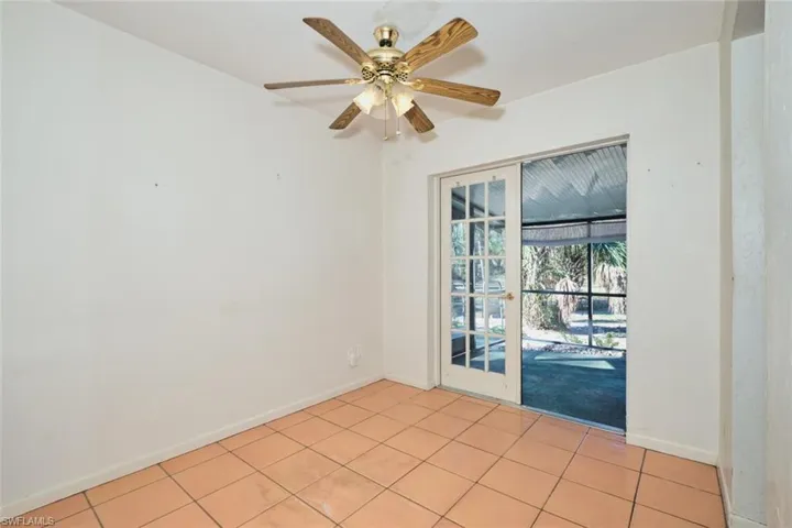 dining area opens to screened lanai