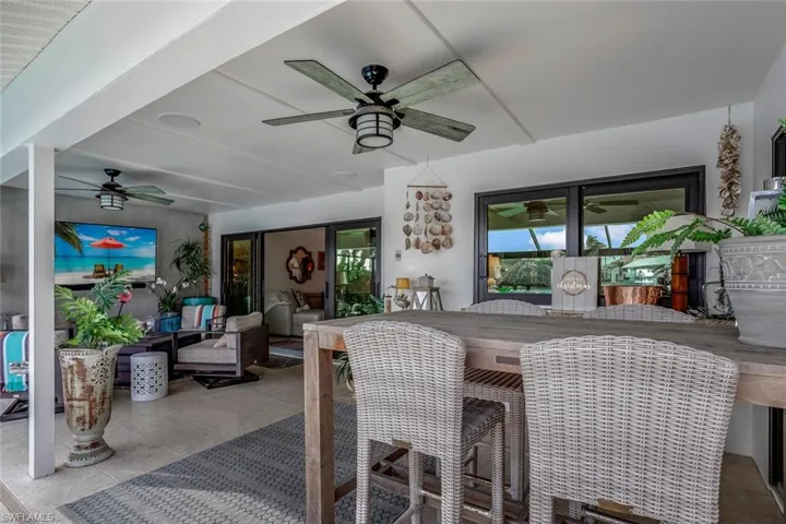 Dining room with ceiling fan