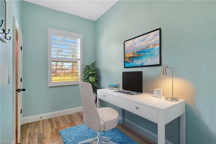 Bedroom/office with Walk in closet