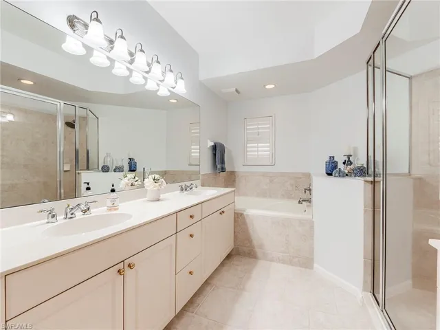 Primary bath w dual sinks