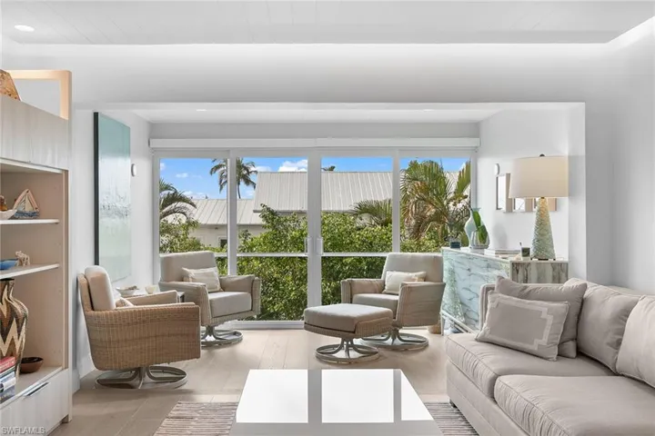 280  2nd S AVE, Naples, FL 34102
