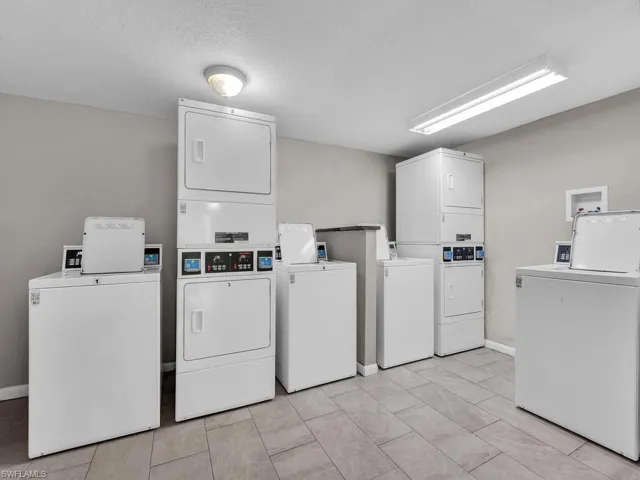 4617  Bayshore  DR, Naples, FL 34112
