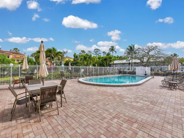 4617  Bayshore  DR, Naples, FL 34112