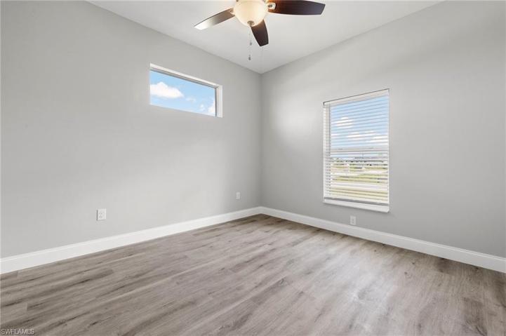 Large Den can be converted into 4th bedroom