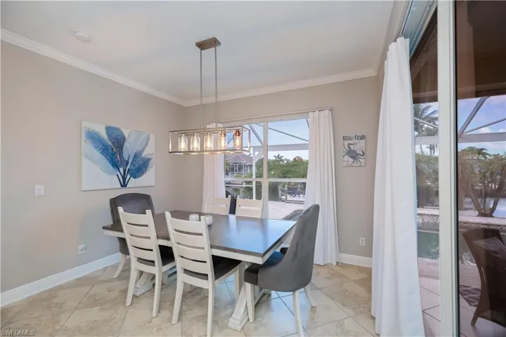 Large dining area, very bright and airy