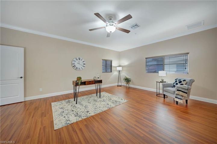 Huge bonus room or 4th bedroom with walk in closet