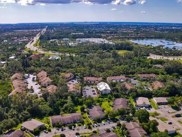 Looking_W_toward_Lakes_Park